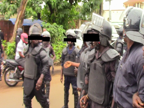 Des agents de la police anti-émeute lors d'une journée de manifestation à Conakry