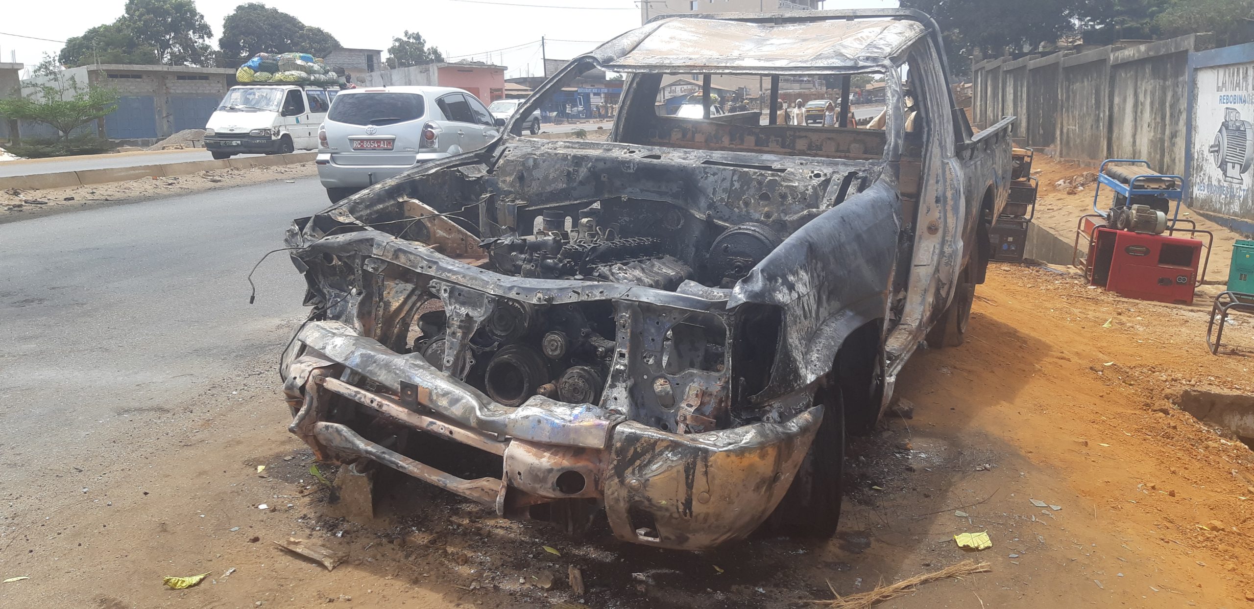 Carrosse du véhicule incendié par la foule après l'accident