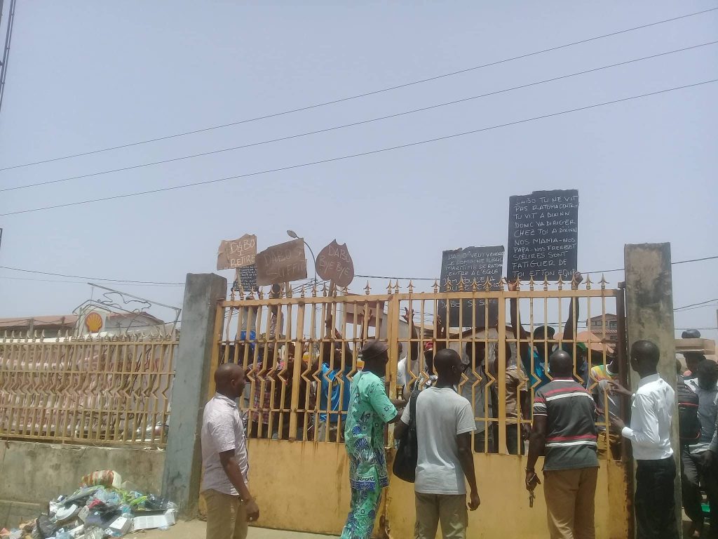 Des jeunes manifestants devant la mairie de Ratoma