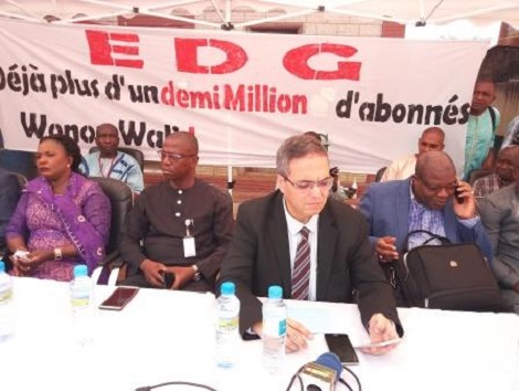 Abdendi Attou, DG d'EDG entouré des cadres de l'entreprise