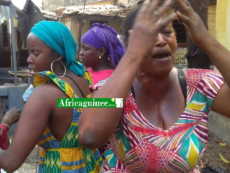 Des femmes pleurent après la démolition de leurs concessions à Kipé 2