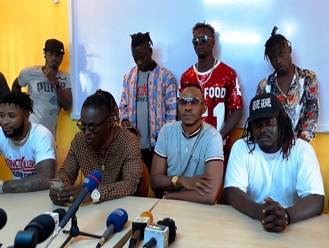 Des leaders du Groupe Instinct Killer en conférence de presse avec leur sponsor Cellcom