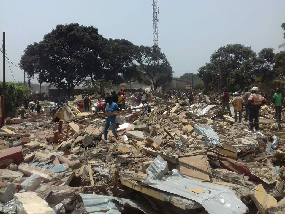 Les ruines de maisons cassées ce lundi à Kipé 2