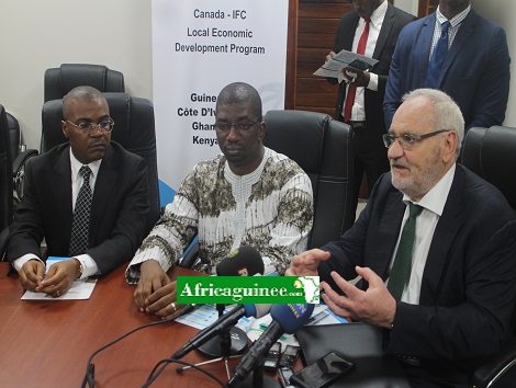 Le ministre des mines et de la géologie, Abdoulaye Magassouba  s’entretient avec le DG de la SFI Philippe Le Houerou