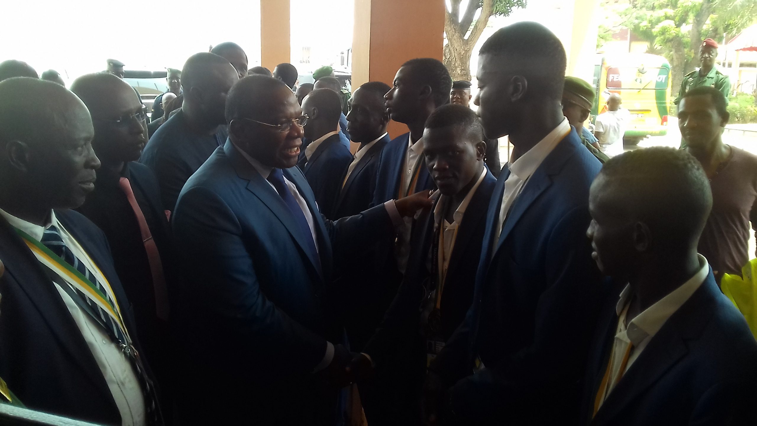 Le Premier Ministre guinéen, Ibrahima Kassory Fofana saluant les joueurs guinéens à leur descente d'avion à Conakry