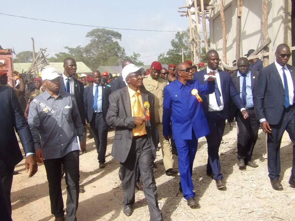 Alpha Condé en compagnie du ministre de l'enseignement supérieur, Yéro Baldé