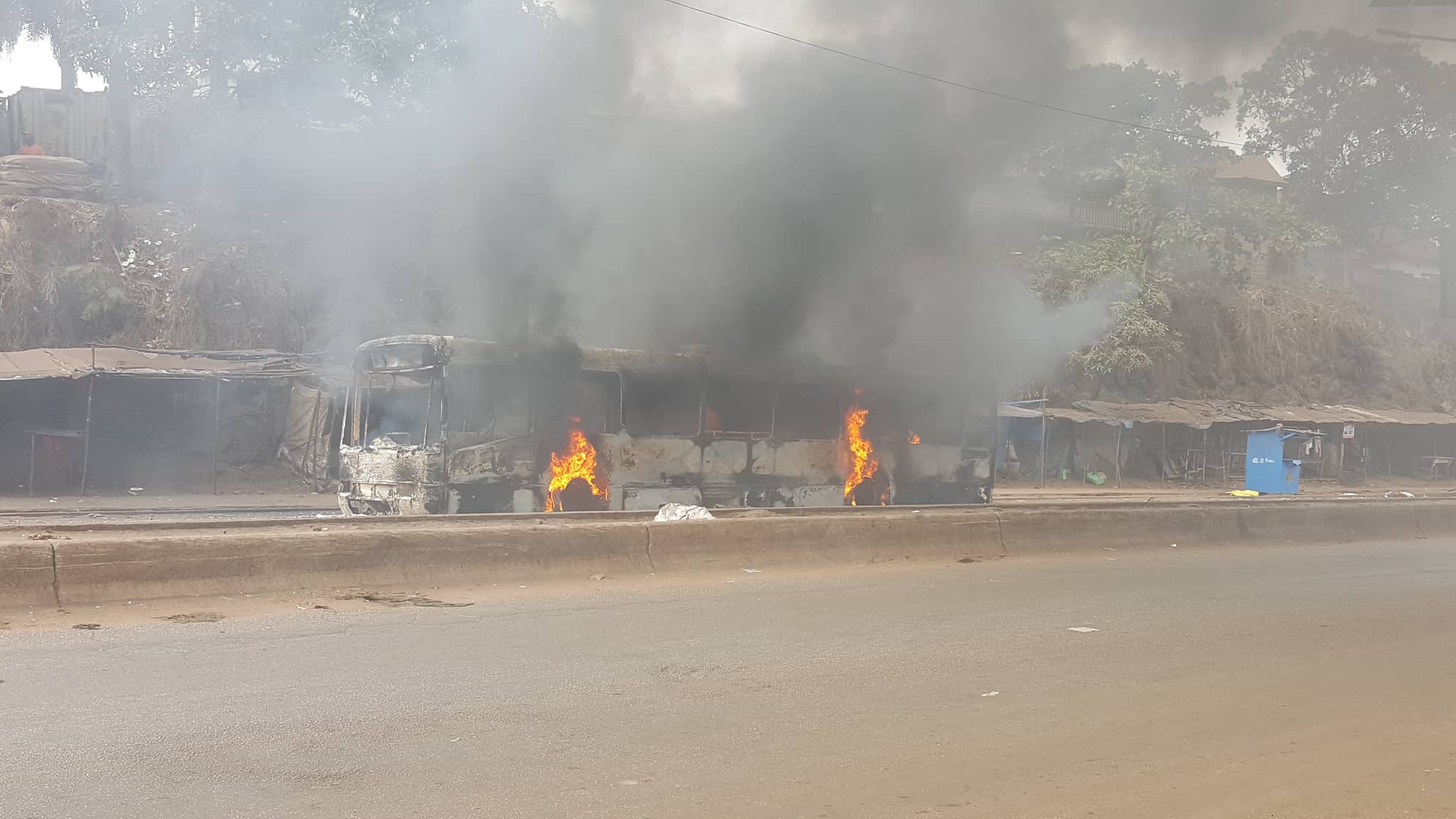 Un bus de transport en commun prend feu à Bambéto