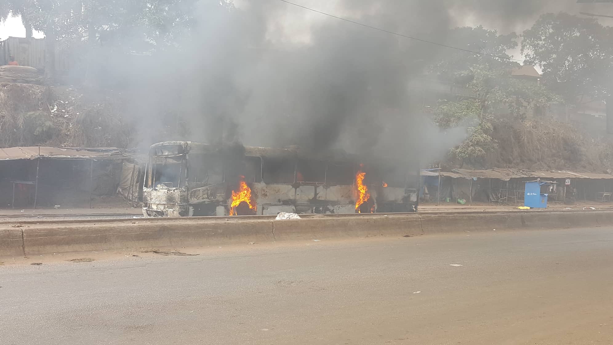 Feature image Un bus de transport en commun prend feu à Bambéto