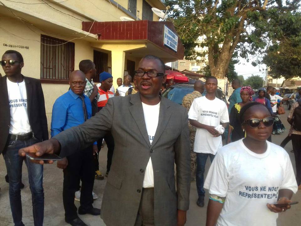Dr Faya Milimono, leader du Bloc Libéral à sa sortie du tribunal de Kaloum