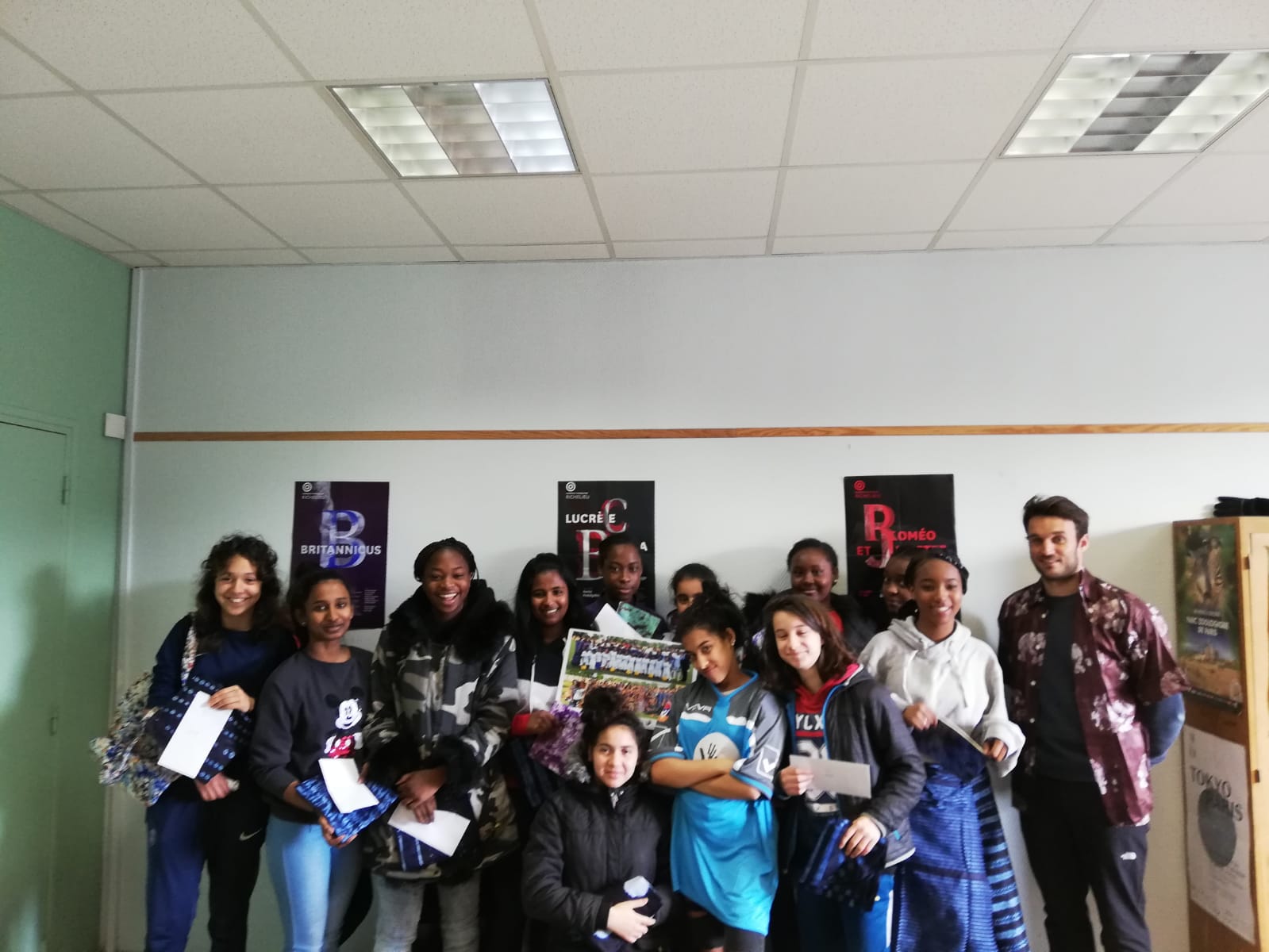 Les élèves de la section sportive de football féminin et leur professeur d’EPS, M. Morineau, responsable de la section sportive au collège République de Bobigny