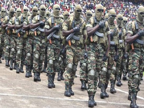 les forces spéciales, une unité d'élite de l'armée guinéenne, défilant au stade de Conakry, le 2 Oct
