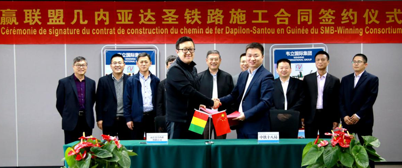 M. Tony Sun (avant à gauche) et M. Chen Ertao (avant à droite), représentant de China Railway 18 Bureau Group Co, Ltd. lors de la cérémonie de signature du contrat.