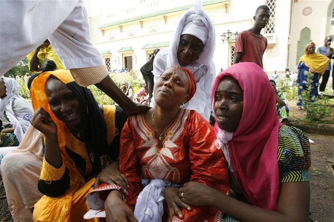 Des proches de l’une des personnes tuées par les forces de sécurité guinéennes le 28 septembre 2009 dans le Stade du 28-Septembre à Conakry, la capitale de la Guinée, et dont la dépouille faisait partie des 57 corps remis aux familles à la grande mosquée Fayçal le 2 octobre 2009