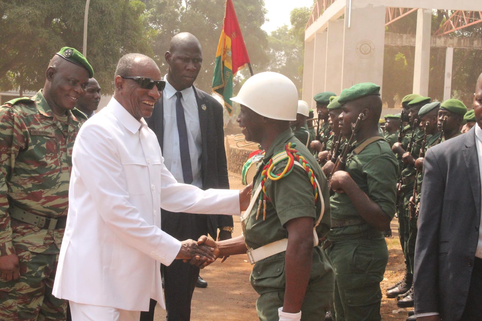 Alpha Condé dans un camp militaire à Conakry