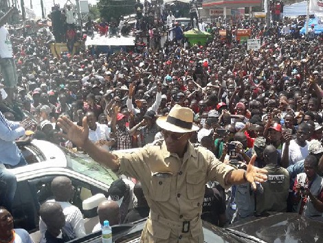 L'opposant Cellou Dalein Diallo au milieu de ses partisans lors d'une manifestation à Conakry