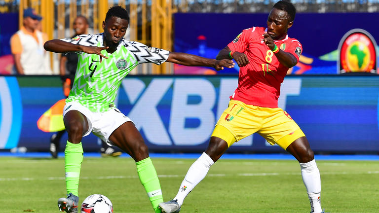 Naby Keita en duel avec un joueur nigérian