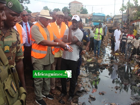 Kassory Fofana en campagne d'assainissement à Conakry