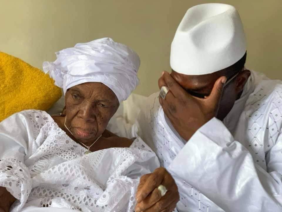 Le Premier Ministre Kassory Fofana (à droite) et sa défunte mère