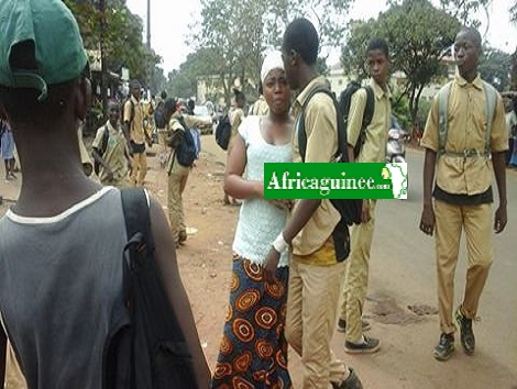 Des collégiens dans une rue de Conakry