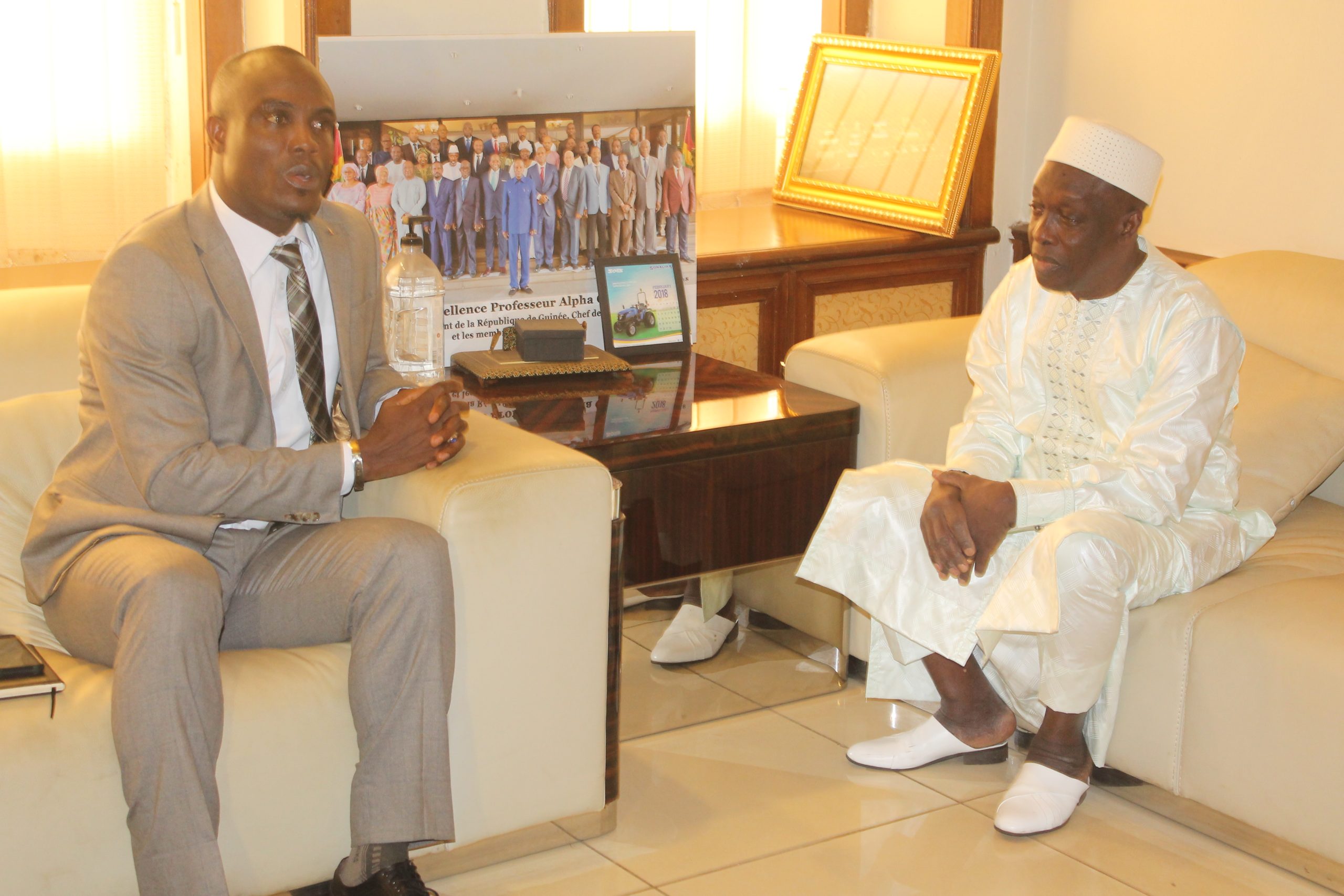 Le ministre  d'Etat chargé de la Défense nationale Dr. Mohamed Diané a reçu au Camp Samory son homologue libérien Daniel D. Ziankahn.