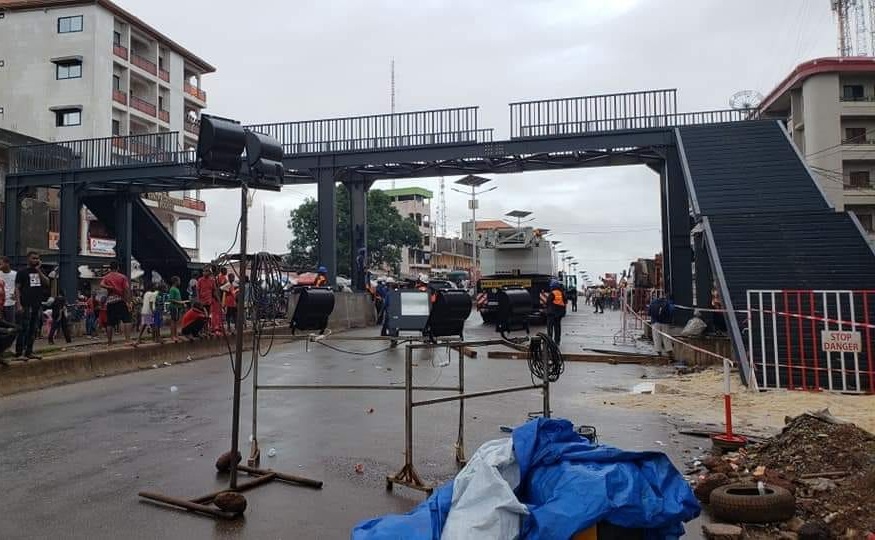 Installation de la passerelle au marché Koloma