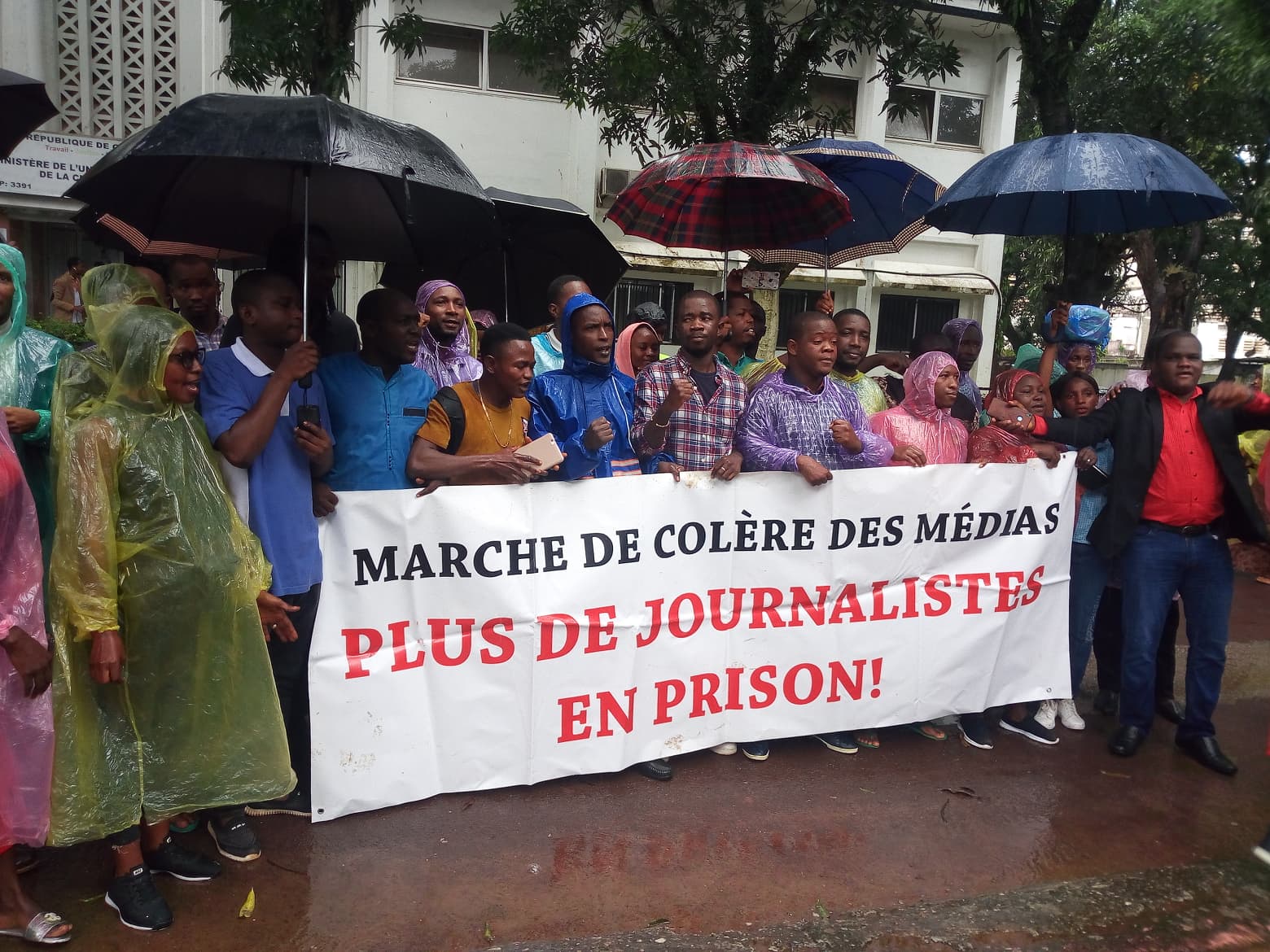 Des journalistes devant le siège de la Haute Autorité de la Communication