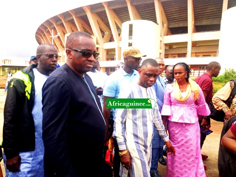 Feature image Le ministre Bantama Sow et Antonio Souaré, président de la Féguifoot sur les travées du stade de Nongo Conakry