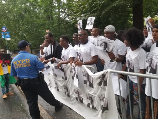 Des guinéens manifestent devant le Consulat de France à New-York.
