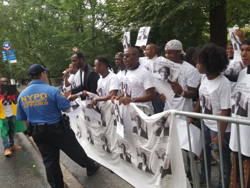 Feature image Des guinéens manifestent devant le Consulat de France à New-York.