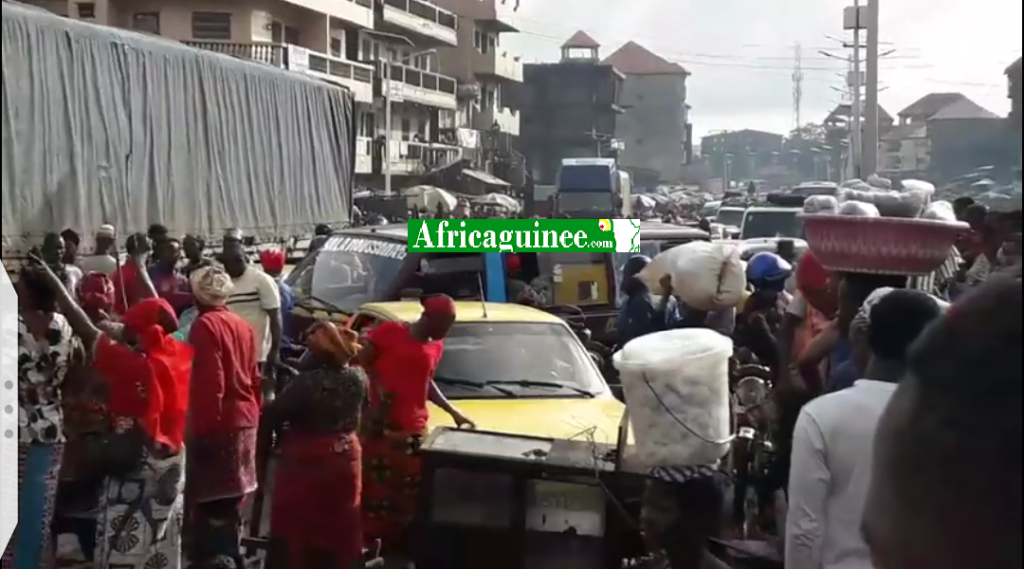 Manifestation au marché Sonfonia