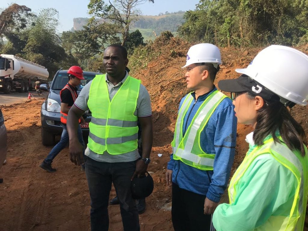 Moustapha Naité, ministre des Travaux Publics en compagnie de travailleurs de l'entreprise « China Road and Bridge Corporation (CRBC) ».