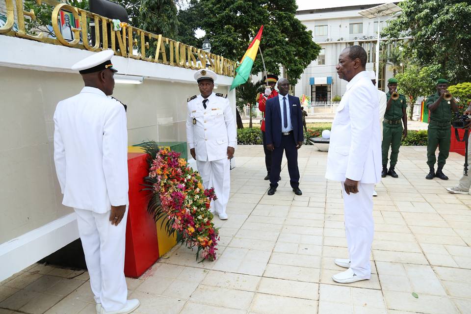 Alpha Condé, Président de la République de Guinée déposant la gerbe de fleur à la place des Martyrs à Conakry