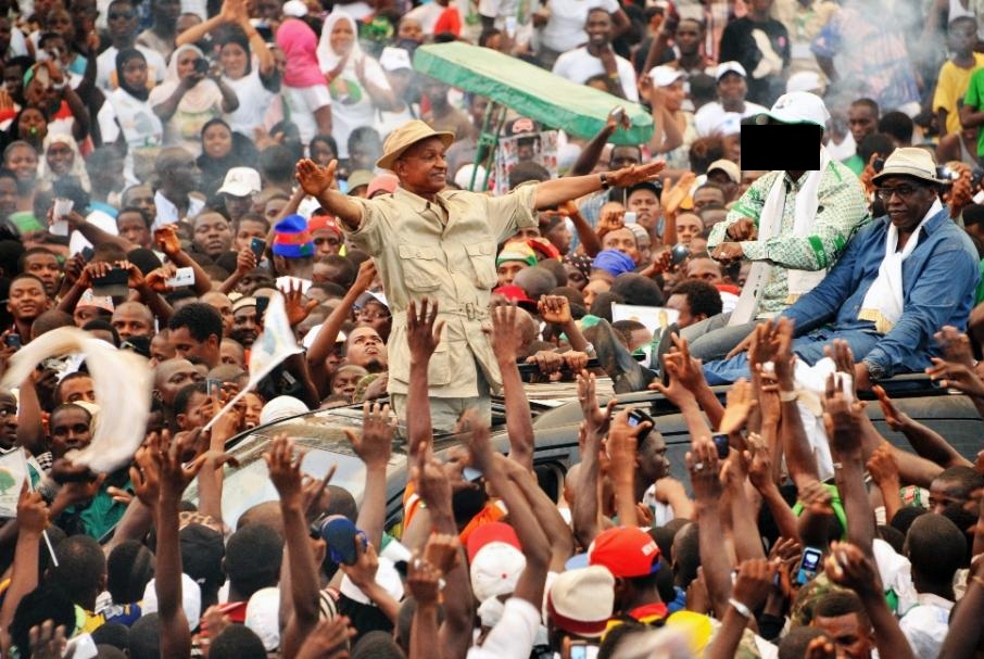Feature image Cellou Dalein Diallo, leader de l'UFDG au milieu de ses partisans