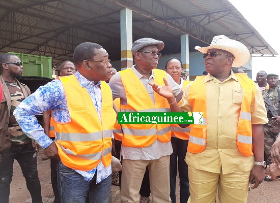 Le Premier Ministre guinéen, Ibrahima Kassory Fofana et le ministre de l'Assainissement Papa Koly Kourouma