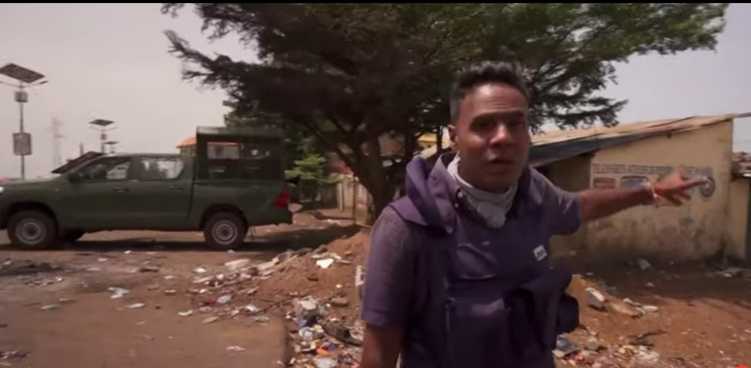 Nicolas Haque  en reportage sur l'axe à Conakry
