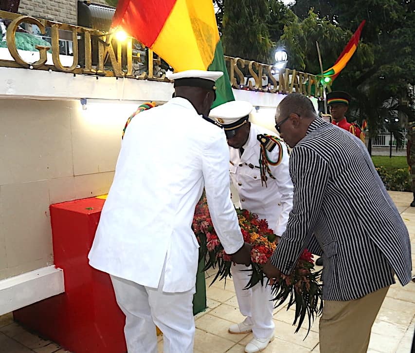 Alpha Condé, Président de la République de Guinée déposant la gerbe de fleur à la place des Martyrs à Conakry
