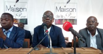 Le bâtonnier maître Djibril Kouyaté (M) entouré de certains de ses confrères