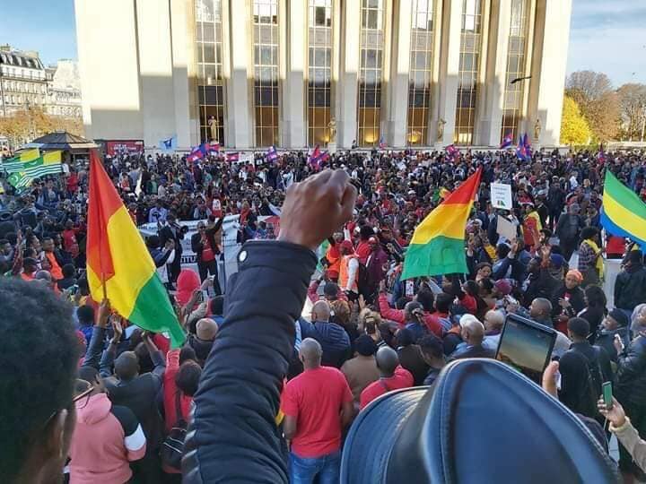 Des guinéens rassemblés à la Place Trocadéro  à Paris pour protester contre le changement de la Constitution
