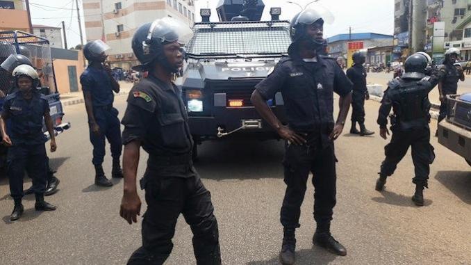 Des agents de la police anti-émeute lors d'une journée de manifestation à Conakry