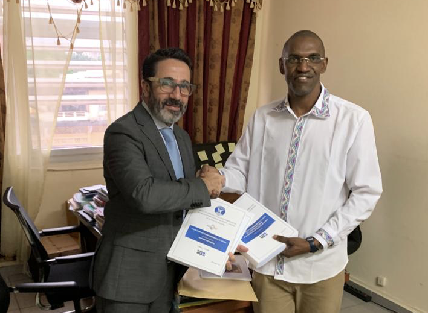 Remise des études par M. Frédéric Bouzigues, Directeur Général de la SMB, à M. Barry Bimbiriko, Directeur Général Adjoint du Service National de Coordination des Projets Miniers (SNCPM) au Ministère des Mines et de la Géologie