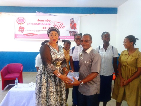 L'AFIP offre du matériel didactique aux jeunes fille du Lycée Collège Joseph de Cluny