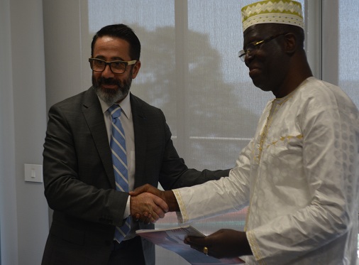 Le Directeur Général de la SMB (Société Minière de Boké) Frédéric Bouzigues et le Président de l’Association Nationale des ingénieurs géologues et mines de Guinée Morciré Sylla