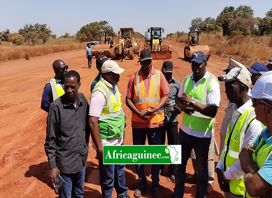 Moustapha Naité, ministre des Travaux Publics sur le chantier de la route Kankan-Mandiana