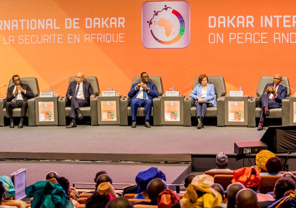 De gauche à droite : Pierre Buyoya , ancien Président du Burundi et Représentant de l'Union africaine; SE Mohamed Ould Ghazouani , Président de la République de Mauritanie; SE Macky Sall , Président du Sénégal, Florence Parly , Ministre française de la Défense , et Tony. O. Elumelu, Fondateur, Tony Elumelu Foundation et Président du Groupe United Bank for Africa (UBA)); lors d’un Panel de haut-niveau sur la paix et la sécurité en Afrique au Forum international de Dakar le 18 Novembre 2019.