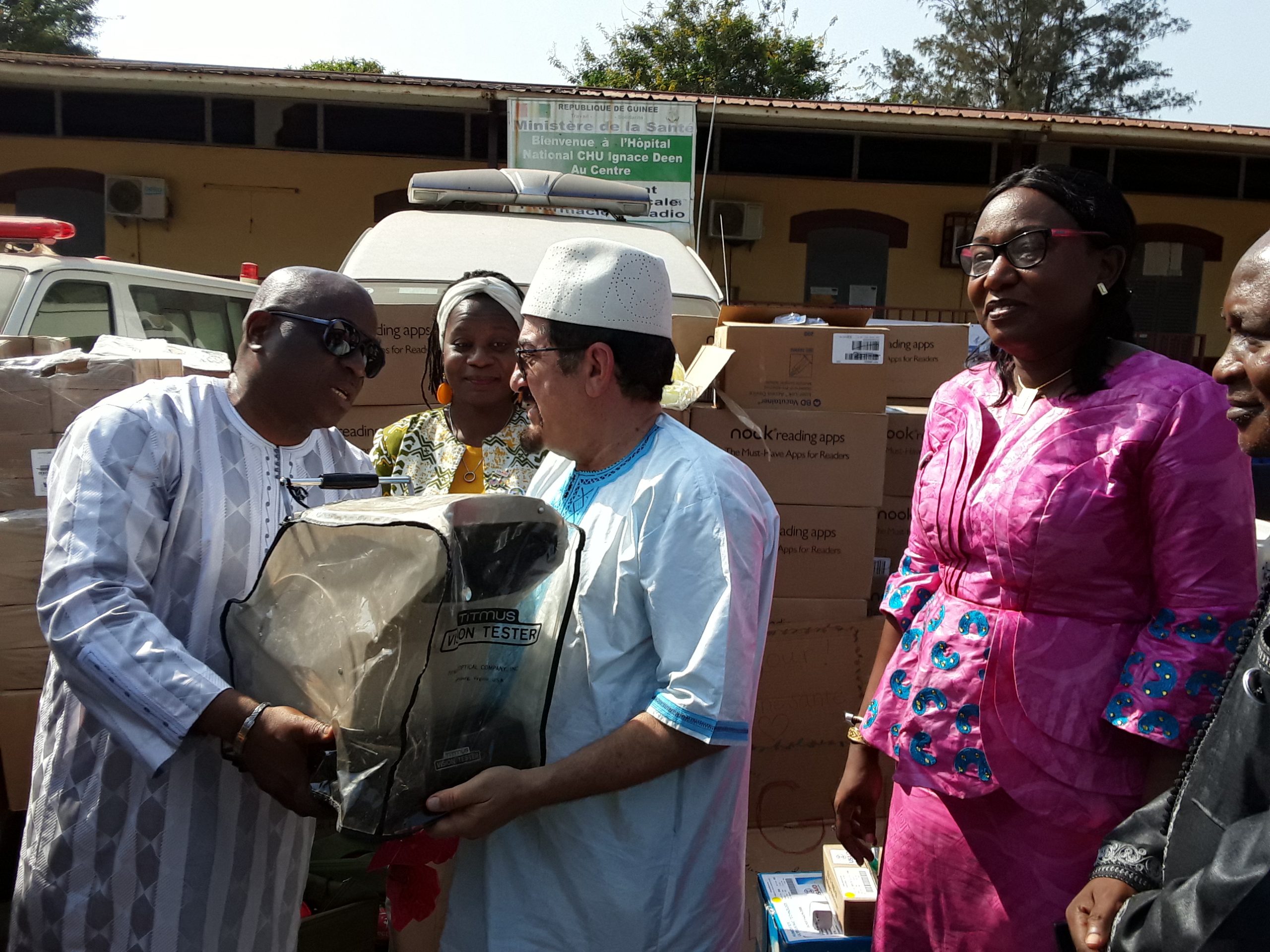 Le Projet Stop Palu+ et ses partenaires offrent un important lot d’équipements médicaux aux structures sanitaires de Conakry