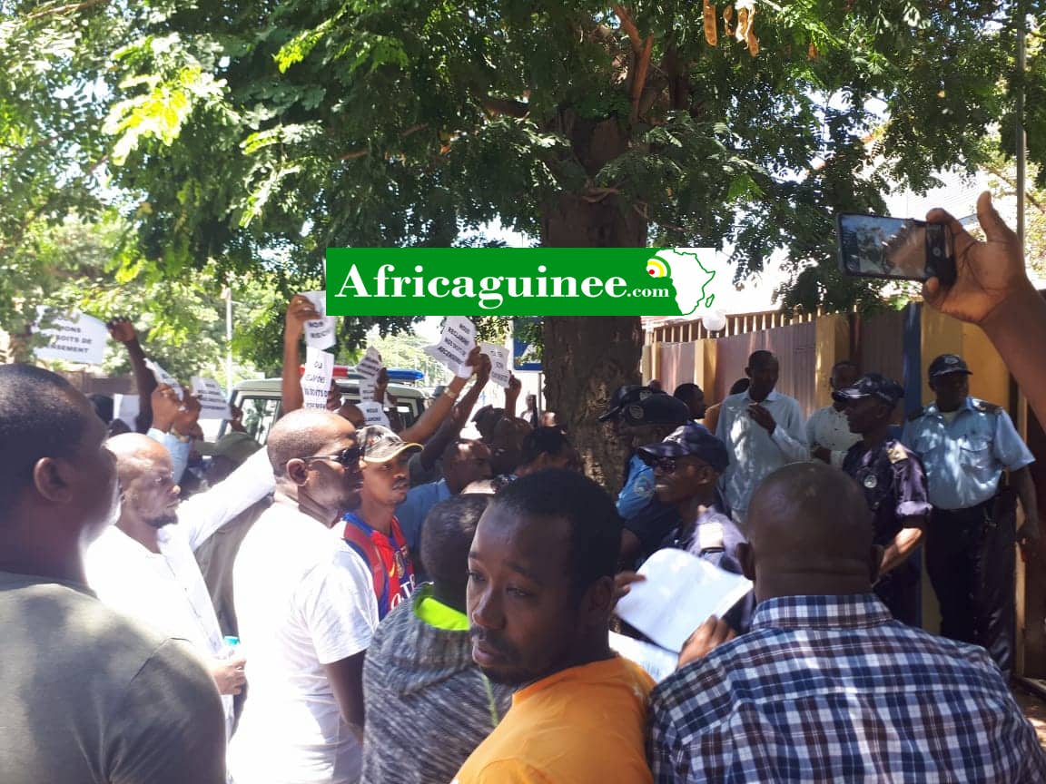 Des guinéens qui manifestent devant leur ambassade à Luanda