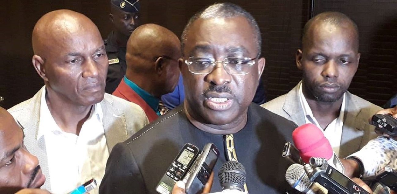 Feature image Salifou Kébé, entouré des deux vices-présidents de la CENI