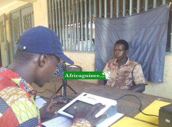 Opération d'enrôlement dans un quartier de Conakry