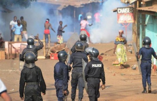 La police anti-émeute poursuivant des jeunes manifestants à Conakry, image d'archive