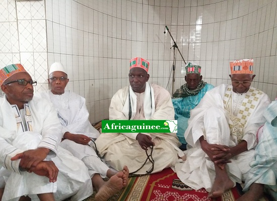 Feature image Elhadj Badru Bah, grand imam de Labé entouré d'Elhadj Bano Bah, Elhadj Ousmane Baldé et d'autres sages de la région